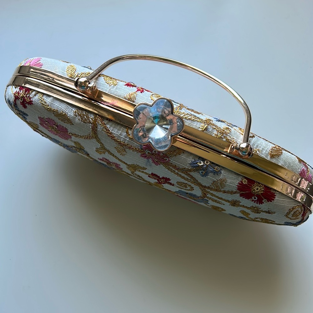 Embroidered purse with detachable chain